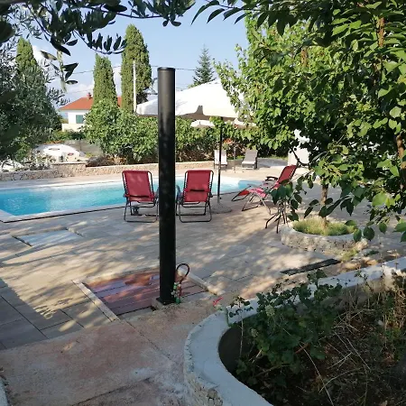 Edi Apartman Gabonjin