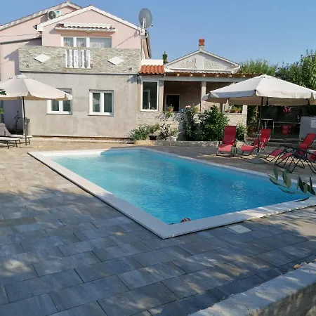 Apartament Edi *