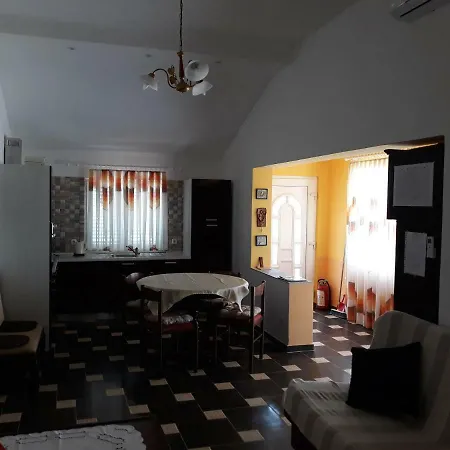 Apartament Edi Gabonjin